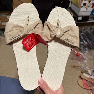 Size 9/10 - Havaianas Women's Beige Bow Sandals Flip Flops